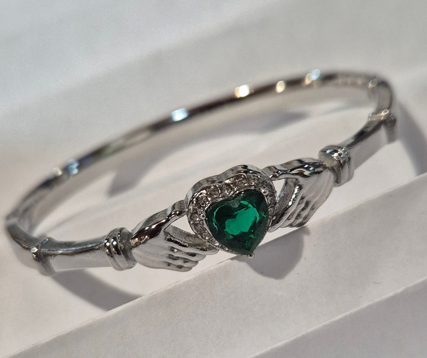 Fenian Claddagh Bangle Emerald